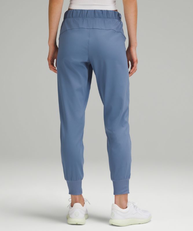 Luxtreme Slim-Fit Mid-Rise Jogger *Asia Fit
