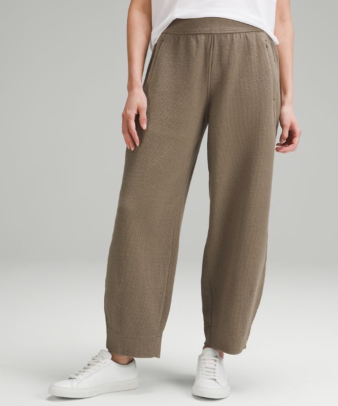 Textured Relaxed-Fit Tapered Mid-Rise Pants *Asia Fit