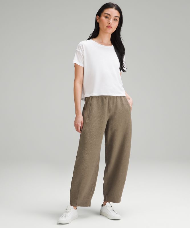 Textured Relaxed-Fit Tapered Mid-Rise Pants *Asia Fit