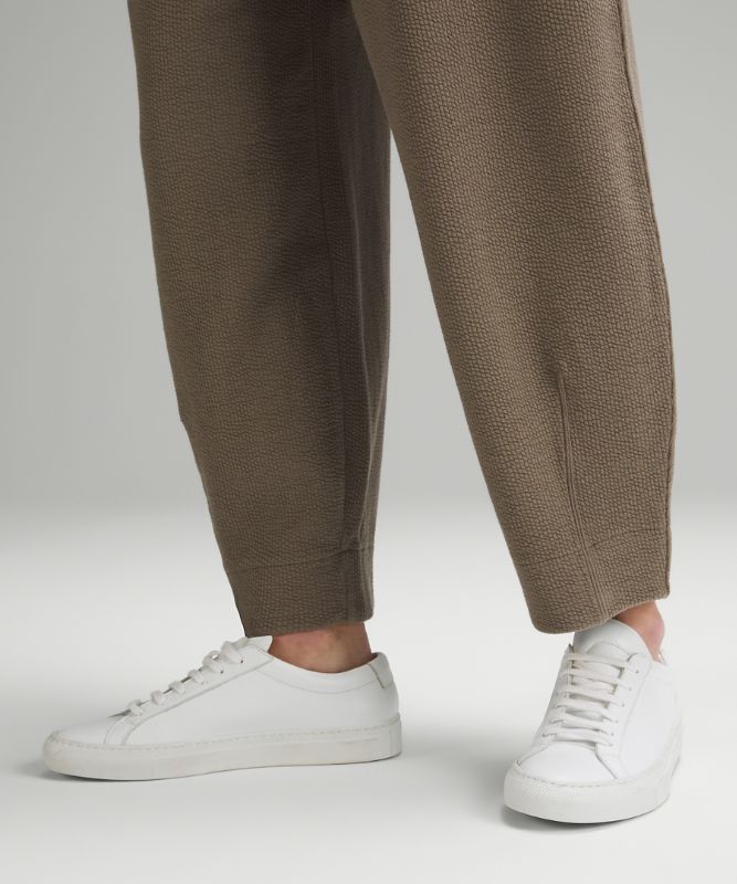 Textured Relaxed-Fit Tapered Mid-Rise Pants *Asia Fit