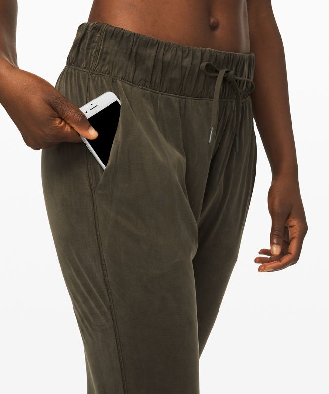 Lost in Leisure Crop Jogger