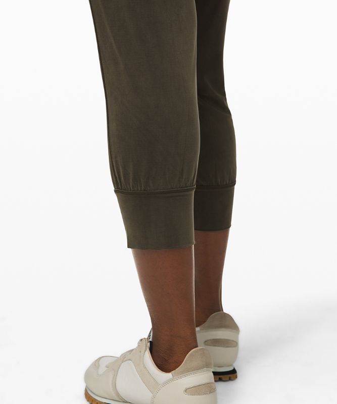 Lost in Leisure Crop Jogger