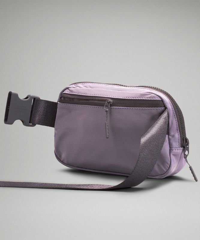 Lululemon deals Everywhere Belt Bag lavender!